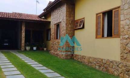 Linda Casa! Jd. Shangrilá em Caçapava - SP com um lindo quintal gramado para você que tem Pet