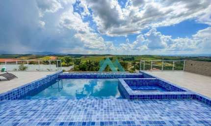 Maravilhosa casa Alto Padrão com piscina de borda infinita com vista para serra da Mantiqueira