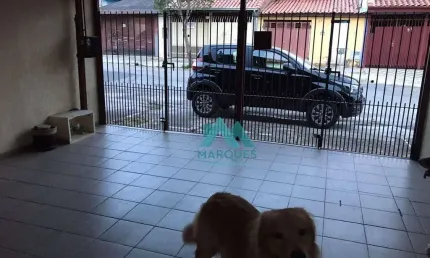 Casa com dois dormitórios em bairro com acesso fácil a dutra