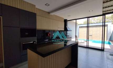 Casa maravilhosa e  aconchegante com piscina em condomínio fechado em Caçapava -SP