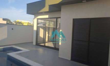 Casa com piscina, móveis planejados e todo o conforto de um condomínio.