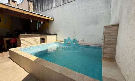 Casa com piscina em ótima localização próxima a DUTRA.