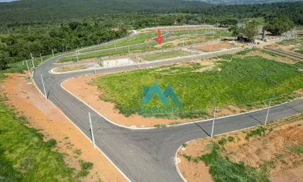 Maravilhoso lote com topografia aclive e uma vista deslumbrante para a serra do mar