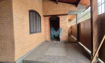 Casa com  3 dormitórios e galpão  em bairro próximo ao Centro