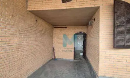 Casa com  3 dormitórios e galpão  em bairro próximo ao centro