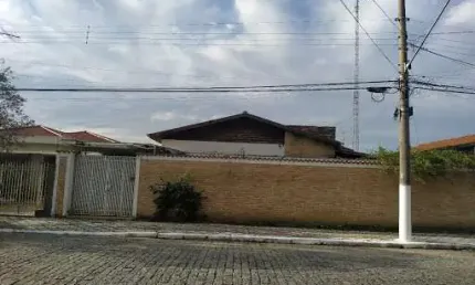 Imóvel com terreno grande em localização Privilegiada