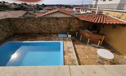 Casa com 3 quartos para alugar na Avenida Esther Moretzshon Camargo, 296, Parque São Quirino, Campinas, 256 m2 por R$ 4.500