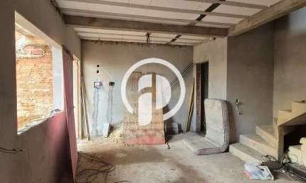 Sobrado em fase de acabamento com 2 suítes, 2 vagas e terraço gourmet.