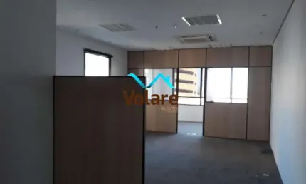 Sala comercial de 57m² com divisória e ar condicionado em alphaville - condomínio cea i