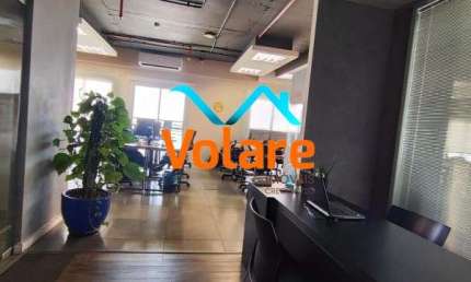 Sala comercial no formato de Coworking em condomínio para locação no Centro de Osasco-SP: 7 salas, 5 banheiros, 7 vagas, 283m². Confira!