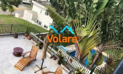 Impecável casa em condomínio de alto padrão em alphaville, santana de parnaíba-sp: 4 quartos, 3 suítes, 5 vagas de garagem, 416m².