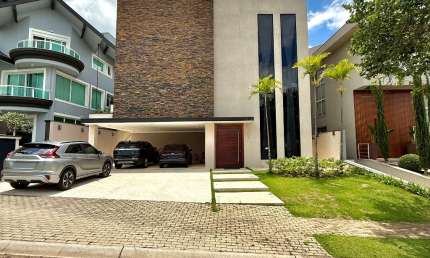 Casa com 533m²  Mobiliada, 4 suítes e 4 vagas no Tambore 10