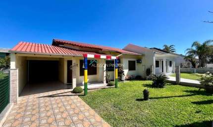 Casa em uma das principais avenidas de Atlântida Sul.