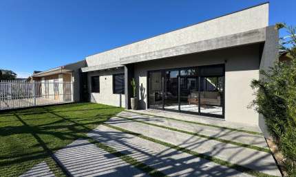 Casa nova com piscina em Atlântida Sul, próxima da praia