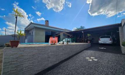 Excelente casa de esquina com piscina a venda em Contorno