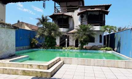 Casa Triplex à Venda no Canto do Forte em Praia Grande com Piscina e 6 Dorms