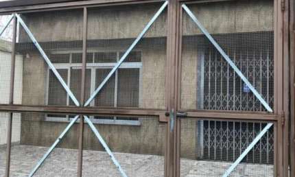 Sobrado - De Rua (Locação) 5 salas de trabalho, 2 salas de reunião, 4 banheiros.