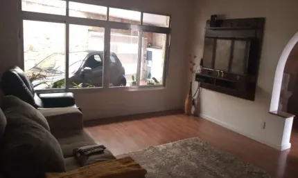 Casa Térrea com edícula Taboão SBC, 2 vagas, área com churrasqueira,1 WC, 2 salas e Edícula com 2 cômodos e 1 WC.  POSSUI ESTRUTURA PARA AMPLIAÇÃO OU CONSTRUÇÃO SOBRE A CASA.