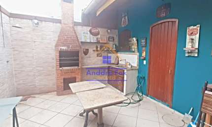 Casa com 3 quartos, armários embutidos, 1 suíte, closet, dependências completa,, área externa à ven