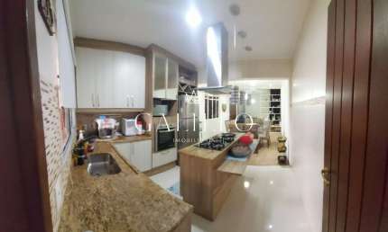 VENDE-SE CASA EM CAMPO LIMPO PAULISTA/SP   Esta incrível casa conta com 4 dormitórios 1 suíte 2 banheiros, garagem para 2 carros, deck, 2 salas