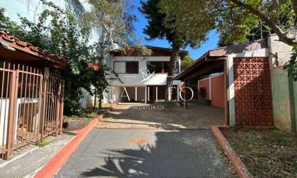 VENDE-SE CASA COM 04 DORMITÓRIOS, 02 SUÍTES, COM CHURRASQUEIRA E PORTÃO ELETRÔNICO, POTENCIAL USO COMERCIAL!