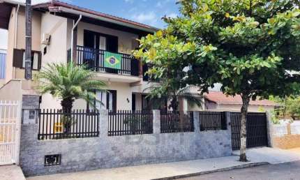 Casa com 5 quartos à venda no Rio Branco, Brusque  por R$ 850.000