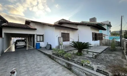 Casa com 3 quartos à venda no Limoeiro, Brusque  por R$ 600.000
