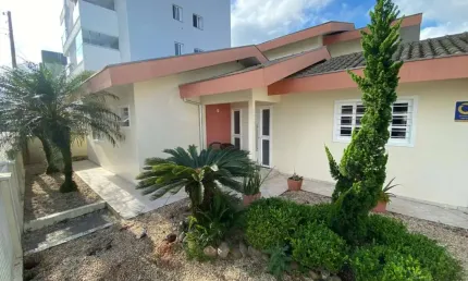Casa com 2 quartos para alugar no Steffen, Brusque  por R$ 7.200