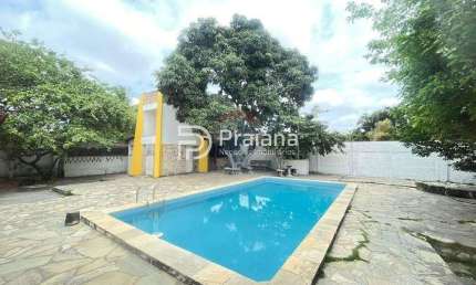 Casa à venda no Centro de Irará-BA: 3 quartos, 1 suíte, 1 sala, 2 banheiros, 4 vagas de garagem, 400m² de área