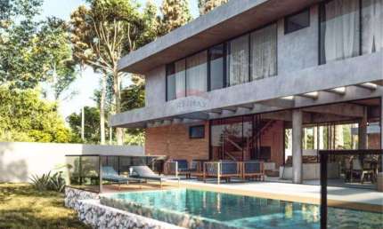 Casa à venda em Mata de São João-BA, no bairro Açu da Torre: 4 quartos, 2 suítes, 4 banheiros, 2 vagas, 144 m².