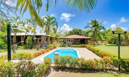 Casa à venda em Itacimirim 3 quartos, 1 suíte, 1 sala, 4 banheiros, 6 vagas, 246m². Aproveite!