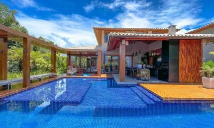 Casa de Luxo em Condomínio na Praia do Forte: 4 Quartos, 4 Suítes, 6 Banheiros, 4 Vagas de Garagem, 400m² de Área. Venda ou Locação em Mata de São João-BA.