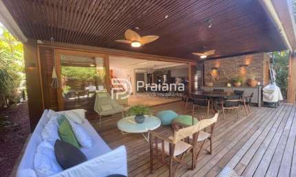 Casa para locação temporada em  Praia do Forte, com 5 quartos, 5 suítes, 2 salas, 7 banheiros, 2 vagas de garagem e 280m².