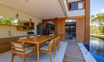 Imperdível Casa em Condomínio na Praia do Forte: 4 quartos, 4 suítes, 1 sala, 6 banheiros, 3 vagas de garagem e 444m² de área!