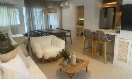 Apartamento à venda na Praia do Forte: 2 quartos, 2 suítes, 2 salas, 2 banheiros, 2 vagas de garagem e 90m² de área. Venha conferir!