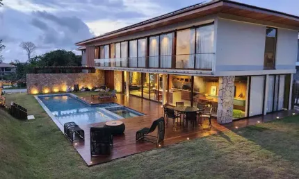 Casa de Luxo em Condomínio na Praia do Forte com 6 quartos e 6 suítes - Venda em Mata de São João-BA
