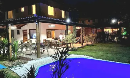 Casa de luxo em condomínio na Praia do Forte em Mata de São João-BA: 4 quartos, 4 suítes, 1 sala, 5 banheiros, 3 vagas de garagem e 200m² de área.
