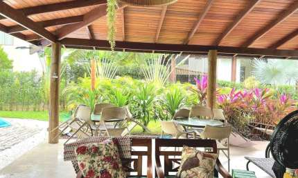 Casa de luxo em condomínio na Praia do Forte em Mata de São João-BA: 4 quartos, 4 suítes, 1 sala, 5 banheiros, 3 vagas de garagem e 200m² de área.