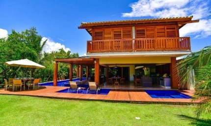 Casa de luxo em condomínio na Praia do Forte: 5 quartos, 5 suítes, 2 salas, 8 banheiros, 4 vagas de garagem, 380m². Venda ou locação em Mata de São João-BA!