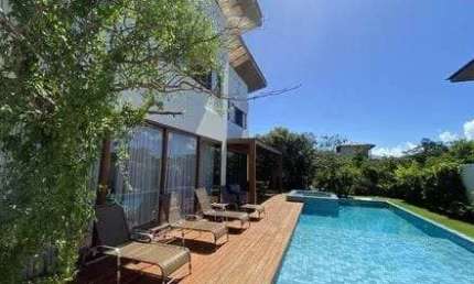 Casa de luxo em condomínio na Praia do Forte: 6 quartos, 6 suítes, 2 salas, 9 banheiros, 4 vagas de garagem, 380m². Venda/loc. em Mata de São João-BA.