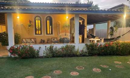 Casa de alto padrão em condomínio à venda em Itacimirim, Camaçari-BA: 3 quartos, 2 suítes, 1 sala, 3 banheiros, 4 vagas, 215m².