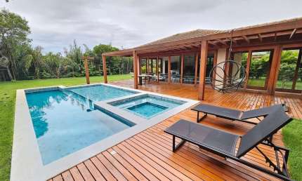 Casa de Luxo em Condomínio: 4 Quartos, 4 Suítes, 2 Salas, 6 Banheiros, 4 Vagas, 250m² - Praia do ForteMata de São João-BA.