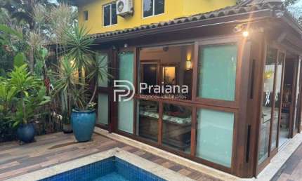 Casa a venda na Reserva Sapiranga em Praia do Forte, 3 quartos, 1 suíte, 3 salas, 4 banheiros, 2 vagas de garagem, 182m². Venha conferir!