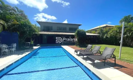 CASA A VENDA EM PRAIA DO FORTE - 4 quartos, 4 suítes, 2 salas, 7 banheiros, 6 vagas - 300m² - Mata de São João-BA