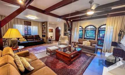 Casa 3 dormitórios, suíte, lareira, churrasqueira,, pátio, vaga garagem com 309 m² privativos.