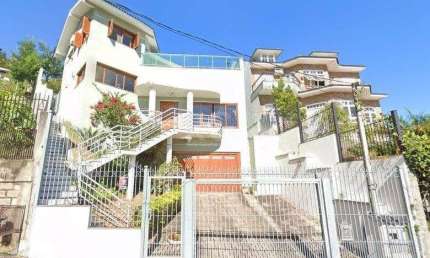 Casa para Venda - 279m², 3 dormitórios, sendo 1 suites, 4 vagas - Teresópolis