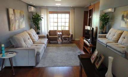 Excelente casa com 03 suíte, espaço gourmet com churrasqueira, living com lareira, pátio com piscina e garagem para 02 carros no bairro Espírito Santo