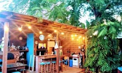 Casa com 233m², 2 dormitórios sendo 1 suíte, living com lareira, espaço gourmet com churrasqueira, pátio e 2 vagas de garagem no bairro Sarandi