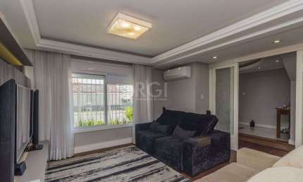 Casa à venda - 230m², 4 quartos, sendo 2 suítes, churrasqueira, piscina e 03 vagas de garagem