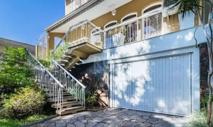Excelente casa de 264m² com 4 dormitórios no bairro Menino Deus